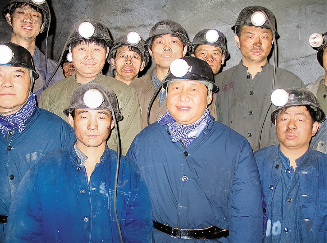2005年1月26日，習(xí)近平在浙江省湖州市長興縣長廣煤礦井下慰問煤礦工人。