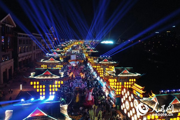 廣西南寧市良慶區(qū)的“南寧之夜”街區(qū)燈火璀璨。人民網(wǎng) 王勇攝