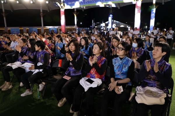 第三屆中國女子圍棋名人戰(zhàn)本賽32棋手悉數(shù)亮相開幕式。人民網(wǎng)記者 李乃妍攝