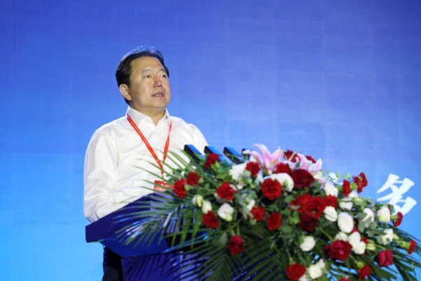 鄂爾多斯市委常委、伊金霍洛旗委書記華瑞鋒致辭。人民網(wǎng)記者 李乃妍攝