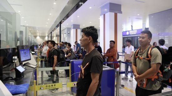6月13日，乘坐中老鐵路國際旅客列車的旅客在磨憨邊檢大廳排隊候檢。李揚 攝