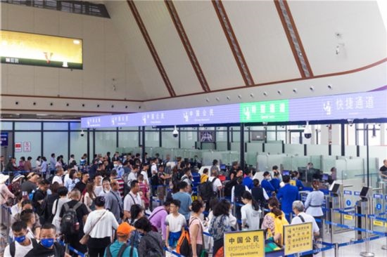 7月22日，乘坐中老鐵路國際旅客列車的旅客在磨憨邊檢大廳排隊候檢。衛(wèi)海林 攝