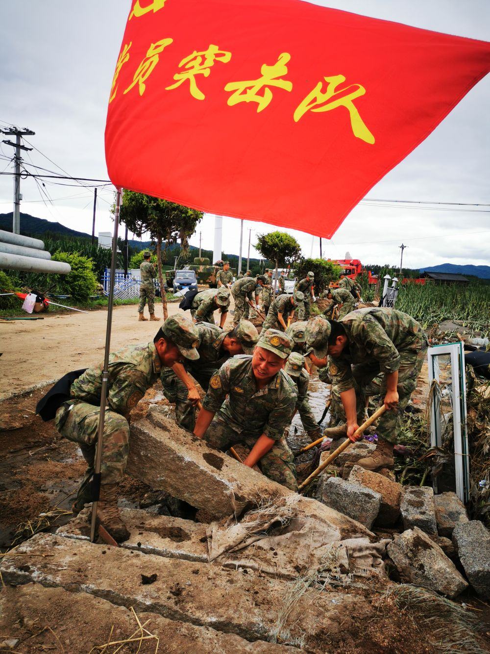 8月7日，陸軍第78集團(tuán)軍某旅組織黨員突擊隊(duì)在吉林舒蘭市七里鄉(xiāng)清理路障。新華社發(fā)（劉洋 攝）