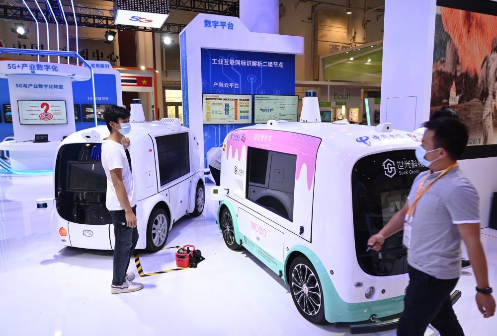 中國(guó)制造的智能汽車模型在2021金磚國(guó)家新工業(yè)革命展現(xiàn)場(chǎng)展出（2021年9月9日攝）。新華社記者 林善傳 攝