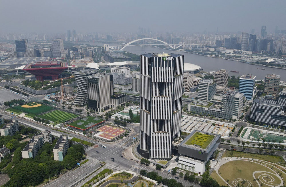 位于上海浦東新區(qū)世博園區(qū)的金磚國(guó)家新開發(fā)銀行總部大樓（2022年6月17日攝，無人機(jī)照片）。新華社記者 方喆 攝