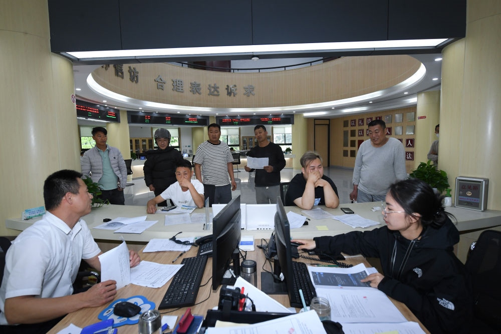 浙江省安吉縣社會(huì)治理中心工作人員在處理群眾信訪訴求（5月8日攝）。新華社記者 翁忻旸 攝