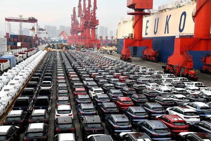商品車在山東港口青島港大港公司八號(hào)碼頭等候裝船（2022年8月7日）。大型滾裝貨輪“晨聲輪”靠泊山東港口青島港大港公司八號(hào)碼頭，將各類逾1900輛商品車運(yùn)往非洲。新華社記者 李紫恒 攝