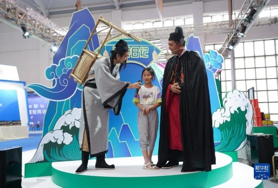 8月16日，一名小朋友在第七屆中國(guó)—南亞博覽會(huì)文化旅游館參加問(wèn)答活動(dòng)。