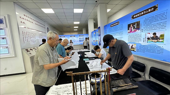 臨潢家園社區(qū)居民在書法練習(xí)室練習(xí)書法。人民網(wǎng)記者 金洪花攝