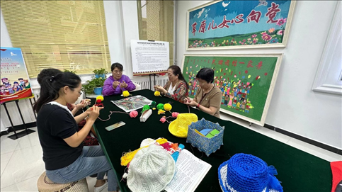 臨潢家園社區(qū)居民在社區(qū)少數(shù)民族文體活動中心進行刺繡編織創(chuàng)作。人民網(wǎng)記者 金洪花攝
