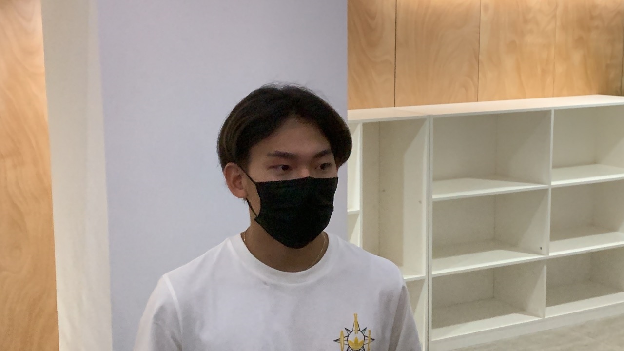 蘇翊鳴接受媒體采訪。荊政崳攝