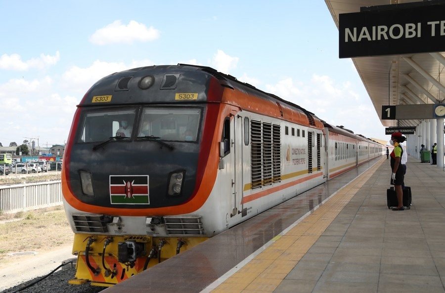 2021年11月17日，由蒙巴薩始發(fā)的蒙內(nèi)鐵路客運列車駛?cè)肟夏醽唭?nèi)羅畢站。蒙內(nèi)鐵路連接?xùn)|非第一大港口蒙巴薩和肯首都內(nèi)羅畢，于2017年5月31日開通。新華社記者董江輝攝