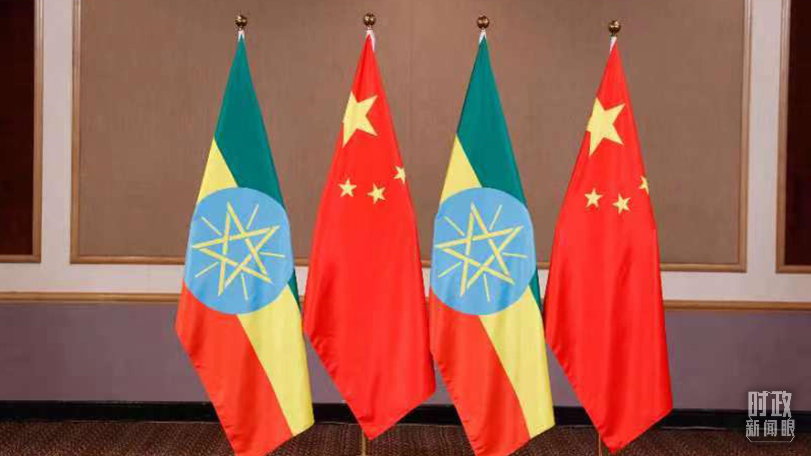 △會見現(xiàn)場的中國、埃塞兩國國旗。（總臺央視記者耿小龍拍攝）
