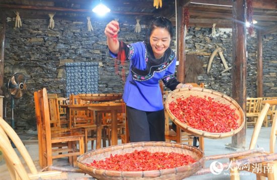 村民李霞返鄉(xiāng)從事餐飲業(yè)。 人民網(wǎng)記者 劉賓攝