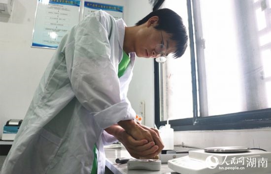 吳健筆在獼猴桃科技小院實(shí)驗(yàn)室測量水果糖分。 人民網(wǎng)記者 劉賓攝
