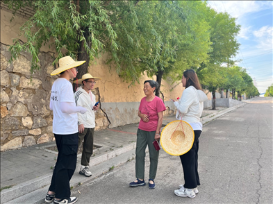 國土整治與生態(tài)修復(fù)實踐調(diào)研團師生與村民交流。校方供圖