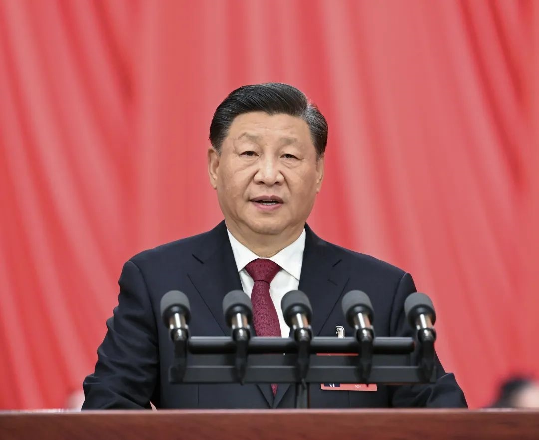 2022年10月16日，中國共產(chǎn)黨第二十次全國代表大會(huì)在北京人民大會(huì)堂開幕。習(xí)近平代表第十九屆中央委員會(huì)向大會(huì)作報(bào)告。圖/新華社記者 饒愛民 攝