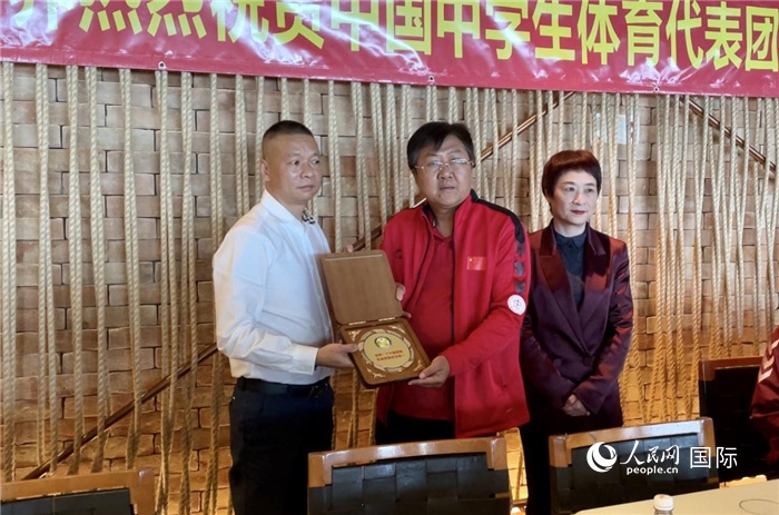 巴西中國和平統(tǒng)一促進(jìn)會會長王俊曉向中國中學(xué)生體育代表團(tuán)團(tuán)長劉立新贈(zèng)送紀(jì)念品。人民網(wǎng)記者 宋亦然攝