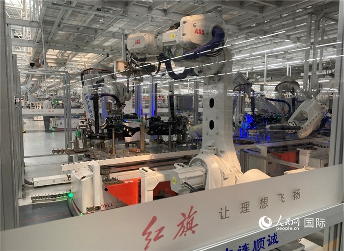 一汽—紅旗繁榮工廠內(nèi)的智能機(jī)器人。人民網(wǎng) 宋歌攝