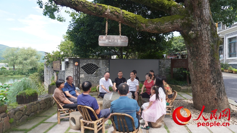 余杭區(qū)徑山鎮(zhèn)小古城村村民在“樟樹下議事”。人民網(wǎng)肖聰聰攝