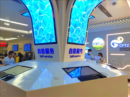市民在中國（廣西）自由貿(mào)易區(qū)南寧片區(qū)綜合服務(wù)大廳辦理業(yè)務(wù)。人民網(wǎng) 付華周攝