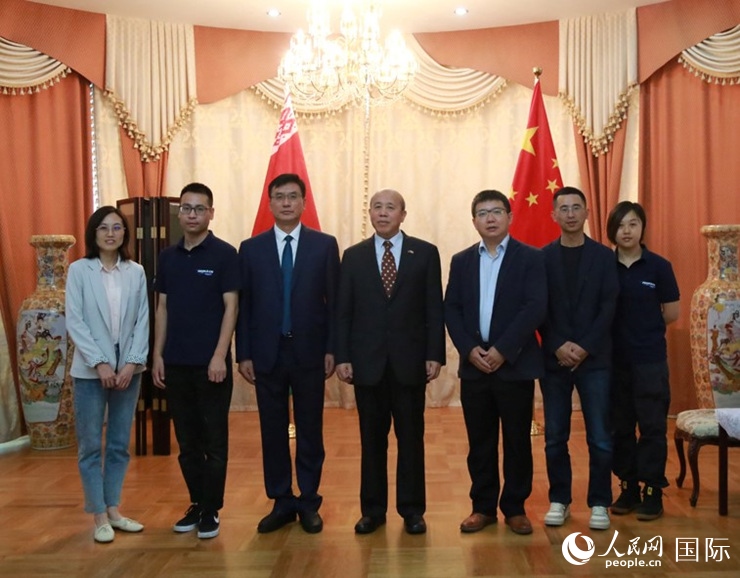 謝小用大使與人民網(wǎng)記者合影。