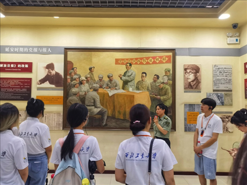 中外學(xué)生在延安參觀博物館。學(xué)校供圖