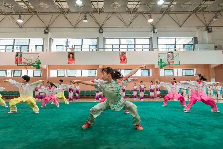 △今年暑假期間，浙江溫州舉行青少年學生陽光體育運動會。