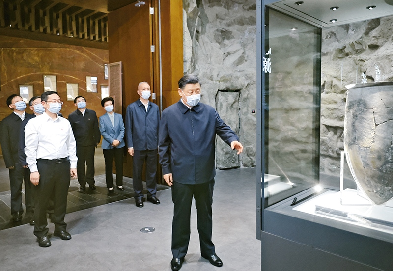 2023年6月2日，中共中央總書(shū)記、國(guó)家主席、中央軍委主席習(xí)近平在北京出席文化傳承發(fā)展座談會(huì)并發(fā)表重要講話。這是座談會(huì)前，習(xí)近平2日下午在中國(guó)歷史研究院考察。 新華社記者 鞠鵬/攝