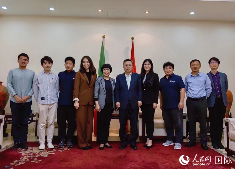 趙志遠(yuǎn)大使（右五）、使館工作人員與人民網(wǎng)記者合影。