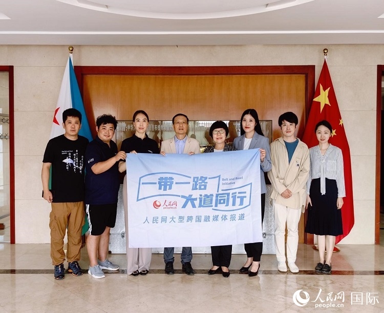 胡斌大使（左四）、使館工作人員與人民網(wǎng)記者合影。