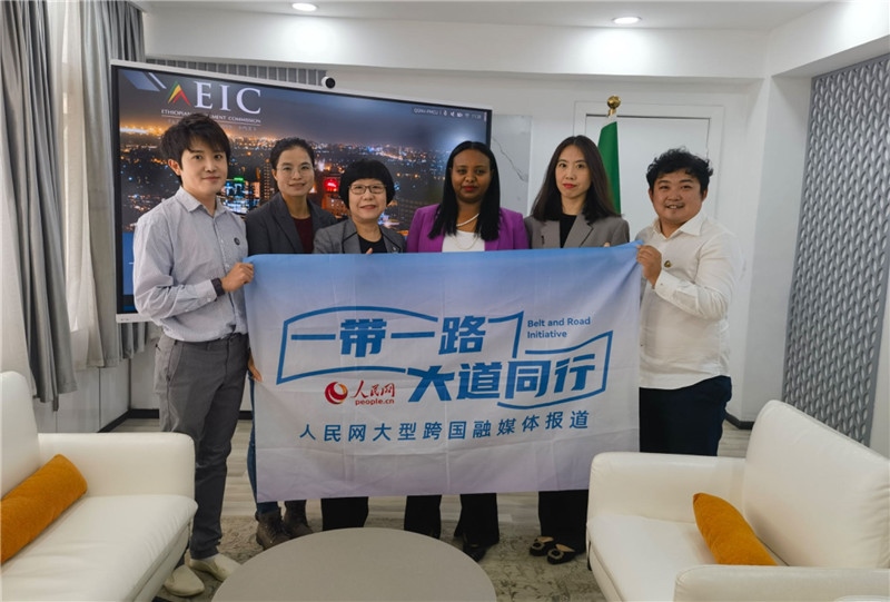 埃塞俄比亞投資委主任萊利斯（右三）、萬巧云（左二）與人民網(wǎng)記者合影。