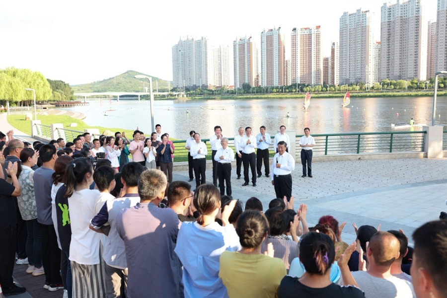 2022年8月16日，習(xí)近平在遼寧錦州東湖森林公園察看小凌河沿岸生態(tài)環(huán)境時(shí)，同正在休閑、進(jìn)行文化活動(dòng)的群眾親切交流。