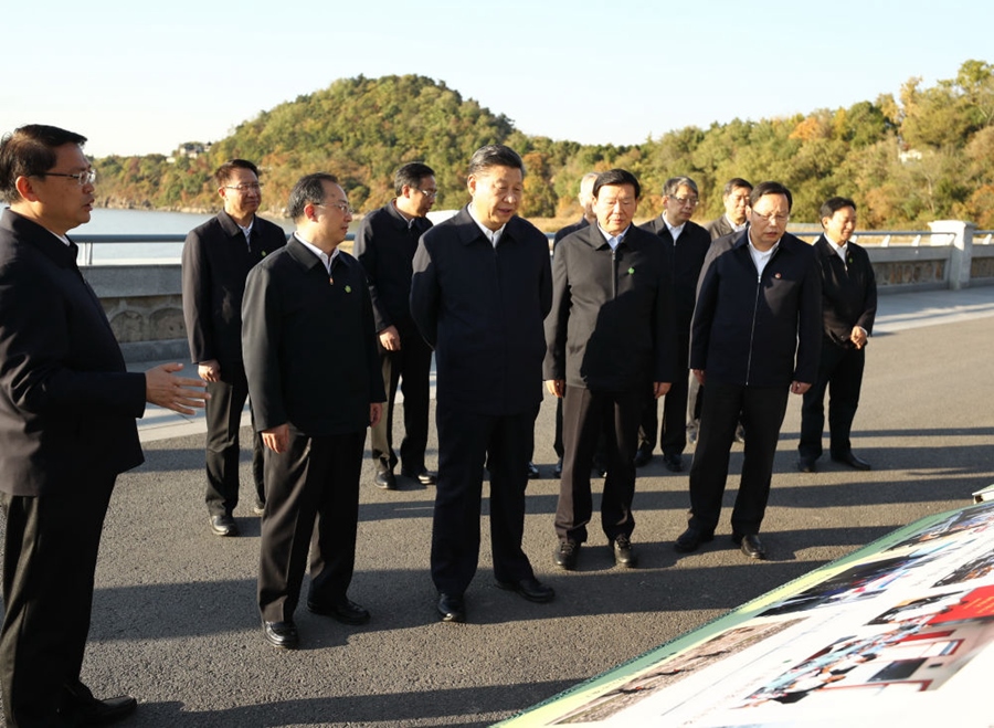 2020年11月12日，習(xí)近平在江蘇南通五山地區(qū)濱江片區(qū)，沿江邊步行察看濱江生態(tài)環(huán)境。