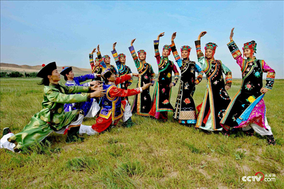 （翁牛特旗烏蘭牧騎下鄉(xiāng)演出 受訪者供圖）