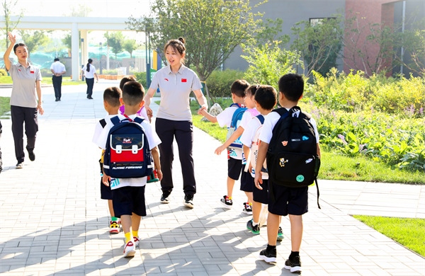 8月30日，雄安史家胡同小學(xué)學(xué)生體驗學(xué)校生活。老師帶學(xué)生進(jìn)教室。