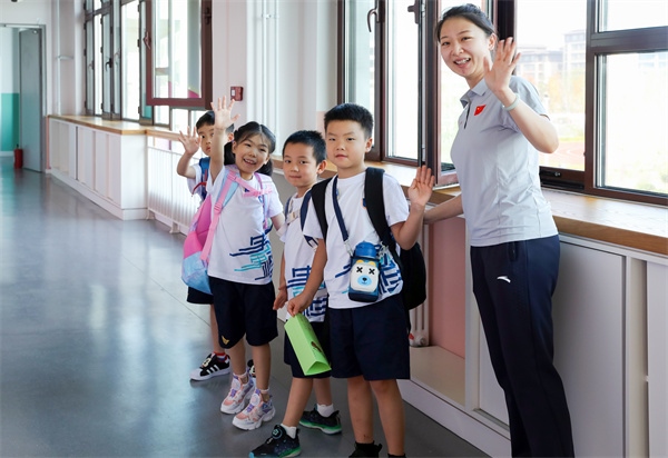 8月30日，雄安史家胡同小學(xué)學(xué)生體驗學(xué)校生活。老師帶學(xué)生進(jìn)教室。