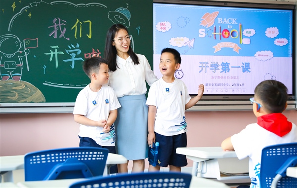 8月30日，雄安史家胡同小學(xué)學(xué)生體驗學(xué)校生活。