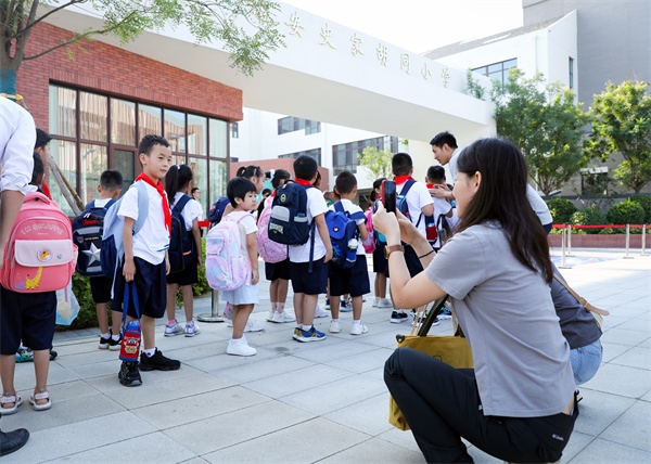 8月30日，雄安史家胡同小學(xué)學(xué)生體驗學(xué)校生活。