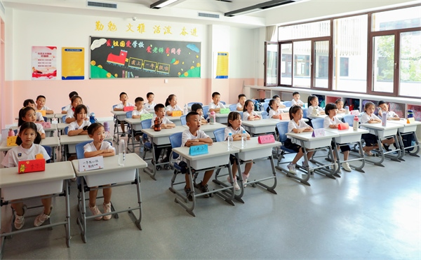8月30日，雄安史家胡同小學(xué)學(xué)生體驗學(xué)校生活。