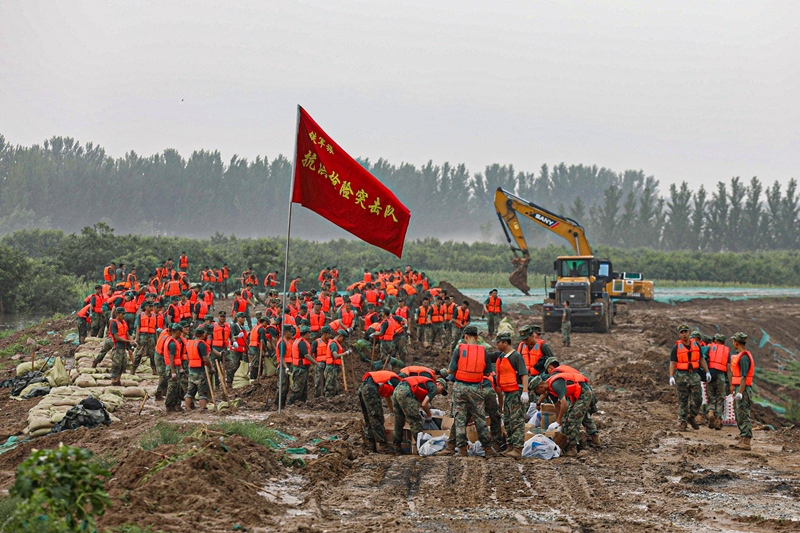 △2023年8月2日，中部戰(zhàn)區(qū)陸軍第82集團(tuán)軍“鐵軍旅”官兵在河北省高碑店市白溝河任務(wù)區(qū)加固岸堤。
