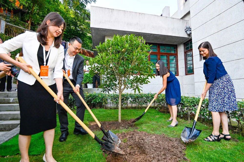 2023年8月8日，重慶史迪威博物館，史迪威將軍后代和朱德同志后代共植友誼樹。