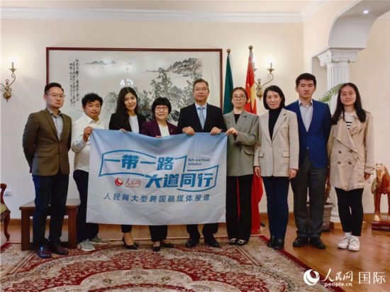 胡長(zhǎng)春大使、駐非盟使團(tuán)工作人員與人民網(wǎng)記者合影。
