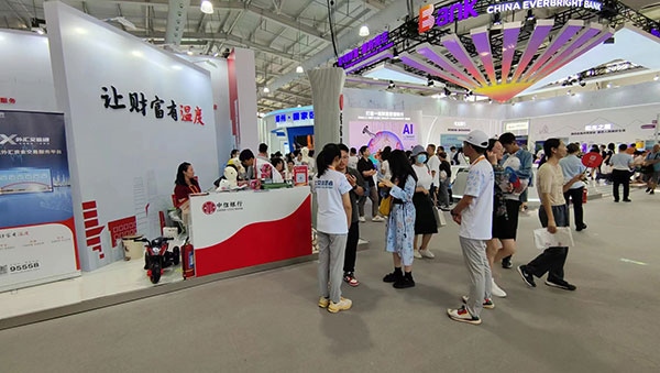 在銀行展臺，“溫度”成為了高頻詞匯。人民網(wǎng)記者 李彤攝