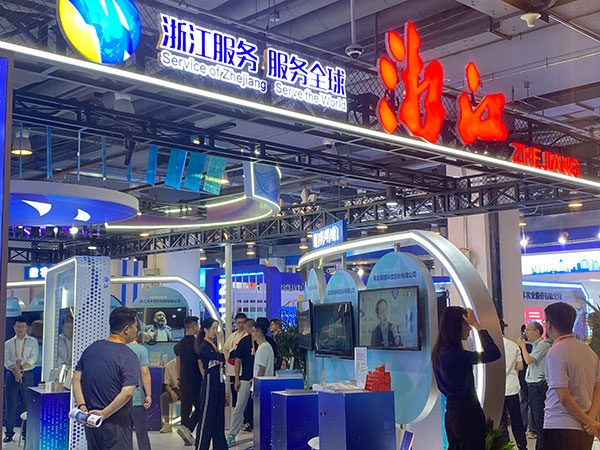 在浙江省交易團展區(qū)，數(shù)字支付技術(shù)吸引了觀展群眾的目光。人民網(wǎng)記者 李彤攝