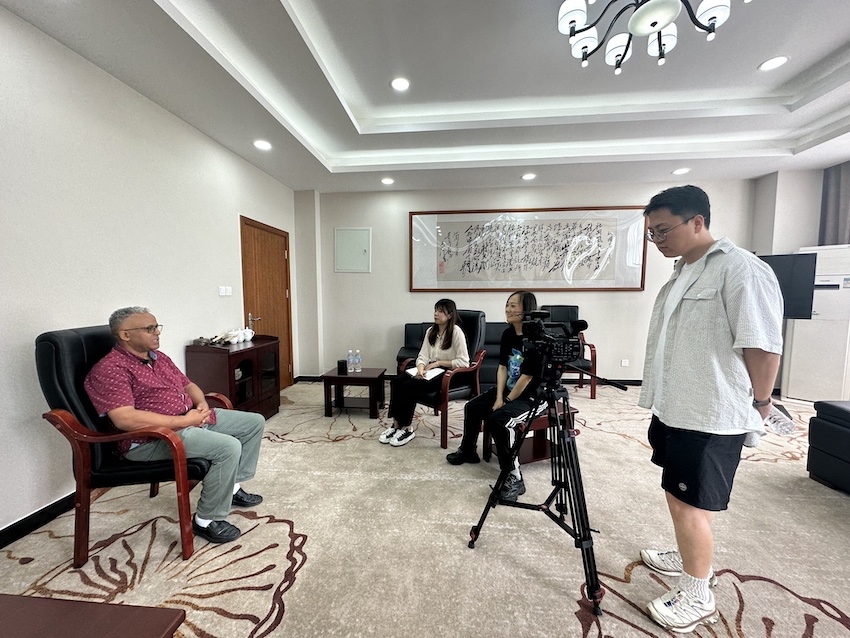 巴哈達(dá)爾大學(xué)博士研究生Muluneh在成都紡織高等專科學(xué)校接受記者采訪。人民網(wǎng)記者 王波攝