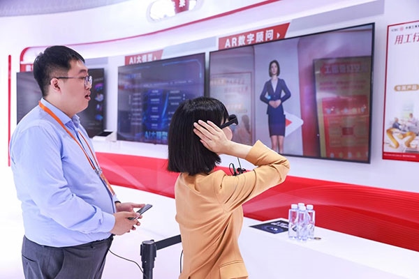在工商銀行展臺，數(shù)字員工“工曉伴”與觀展游客互動。受訪者供圖