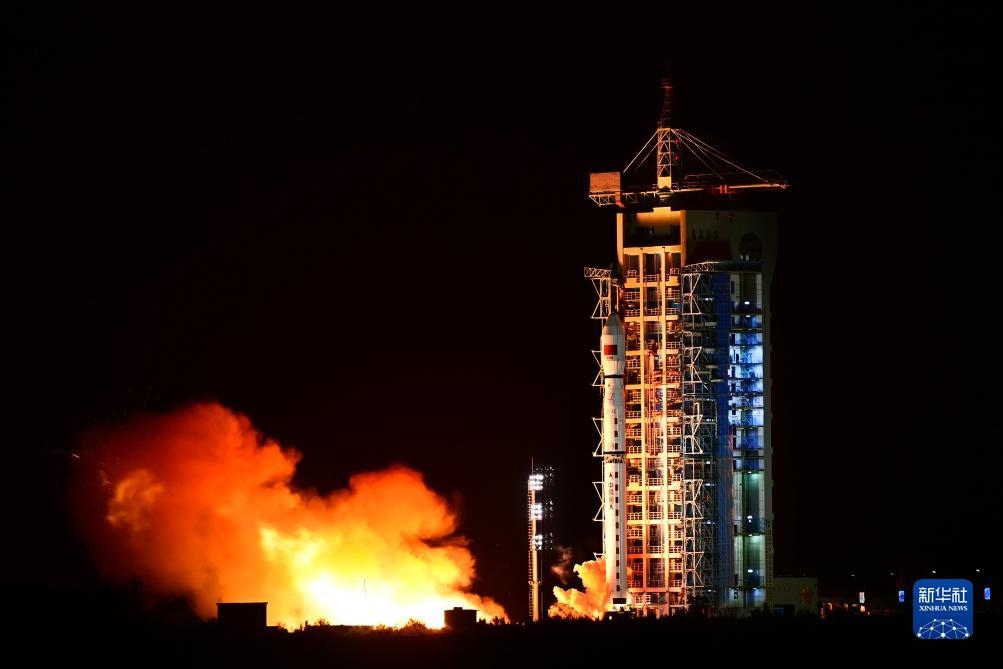 9月7日02時(shí)14分，我國(guó)在酒泉衛(wèi)星發(fā)射中心使用長(zhǎng)征四號(hào)丙運(yùn)載火箭，成功將遙感三十三號(hào)03星發(fā)射升空，衛(wèi)星順利進(jìn)入預(yù)定軌道，發(fā)射任務(wù)獲得圓滿成功。新華社發(fā)（汪江波 攝）