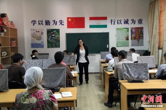 2014年，塔吉克斯坦國立民族大學(xué)的孔子學(xué)院內(nèi)，教師正在為塔吉克斯坦學(xué)生授課。田冰 攝