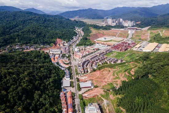磨憨口岸俯瞰，右前方高層白色建筑群為老撾境內(nèi)。人民網(wǎng)記者 符皓攝